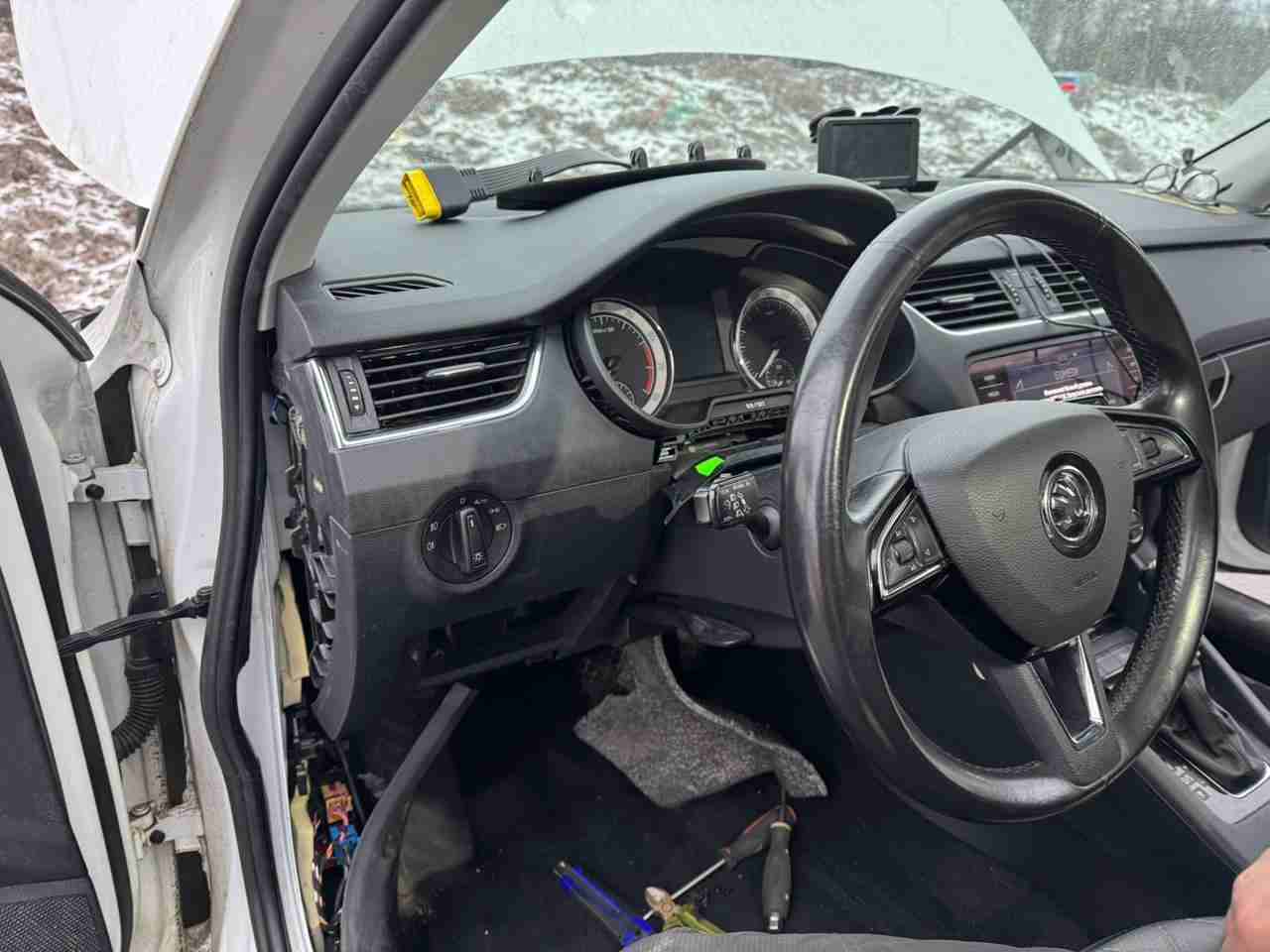 Выполнили ремонт электропроводки в автомобиле Škoda Rapid на Кондратьевском проспекте в Калининском районе Санкт-Петербурга