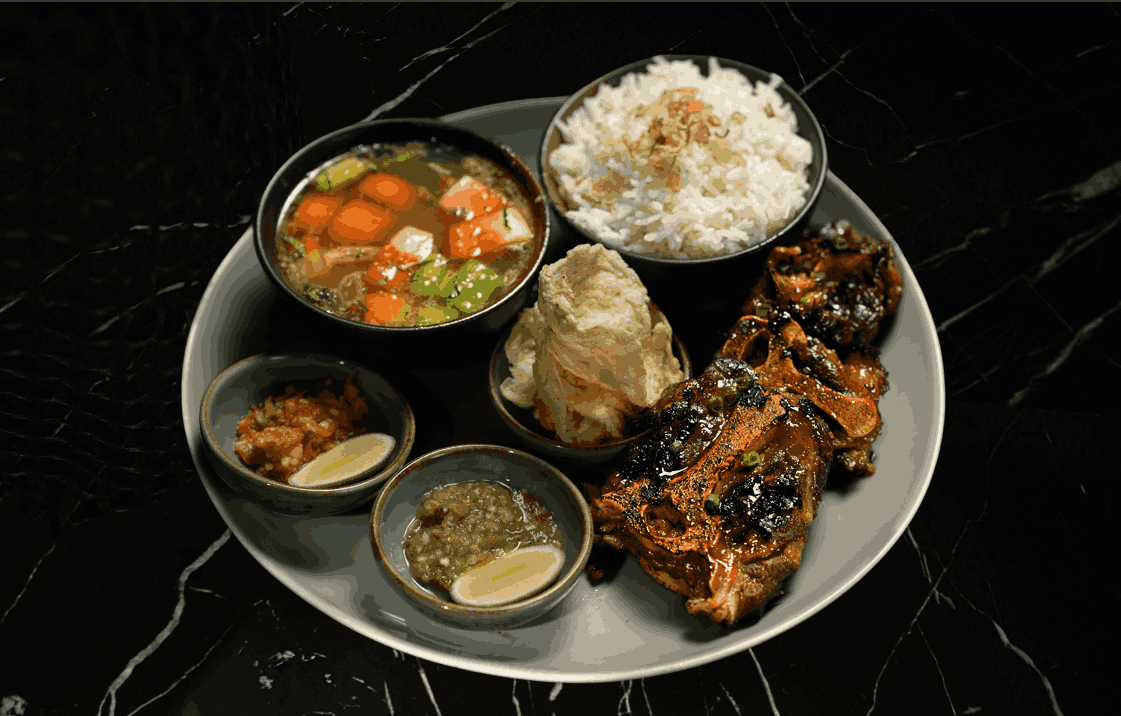 A hearty serving of the Oxtail Grill set at Eden Lounge, a prime example of the delicious halal food in Ubud available near the palace.