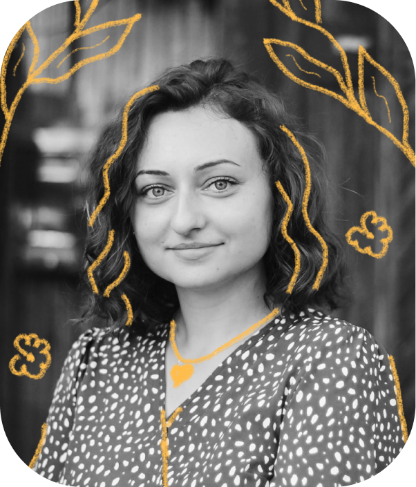 преподаватель учитель английский язык девушка с нарисованными желтыми элементами