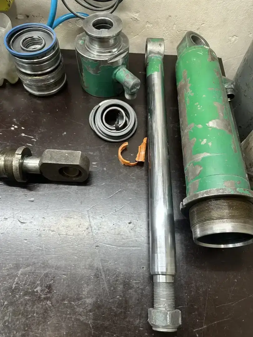 Гидроцилиндр после восстановления и подготовки к выдаче