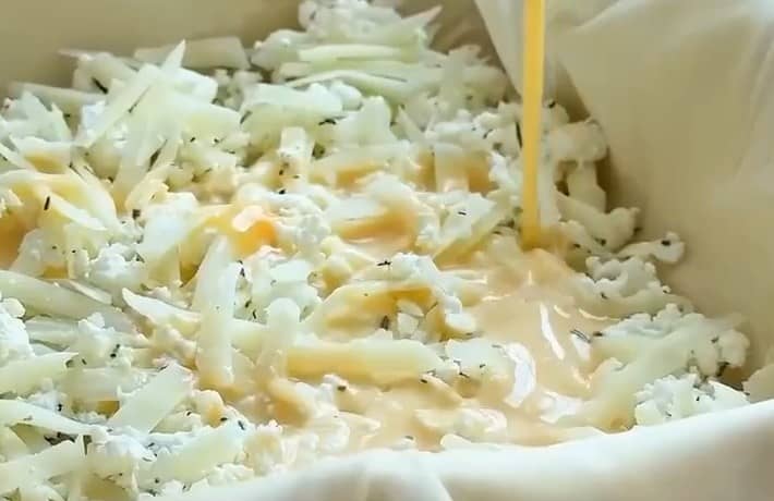 Приготовление ленивого пирога из теста фило с творогом и сыром: шаг 4