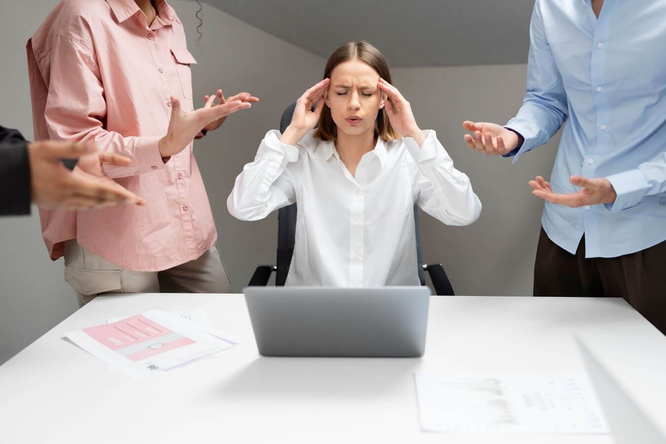 Попробовать справиться. Помощь между коллегами. Violent workplace Conflicts. Медиация фото PNG. Annoying Habits of your colleagues.