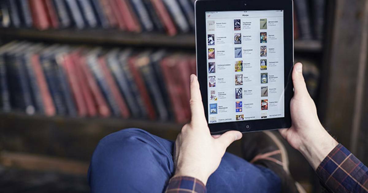 Лучший планшет для чтения. Планшет для чтения. Планшет книга. Электронная книга. Люди с планшеты и электронные книги.