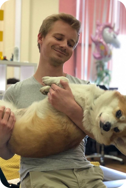 фотография парня с собакой