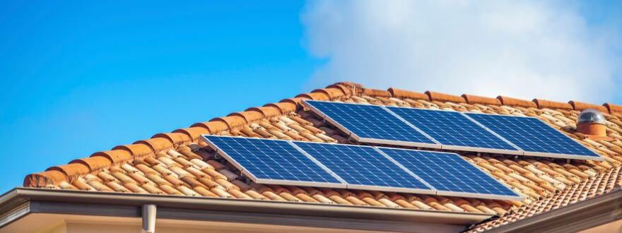 Приватний будинок із сонячними панелями