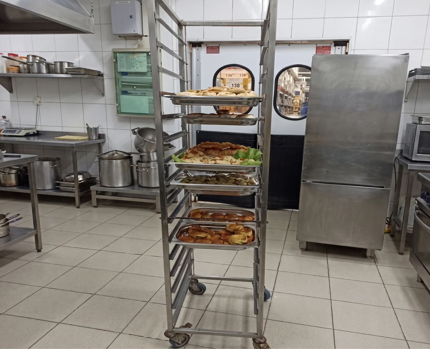 Тележка-шпилька с противнями готовой продукции