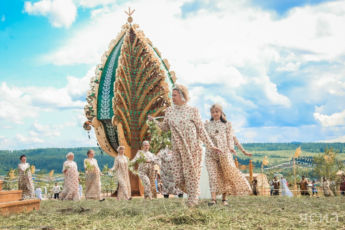 Ыссыах. Ысыах Олонхо Якутск. Праздник Ысыах в Якутии. Ысыах Якутский праздник. Якуты праздник Ысыах.