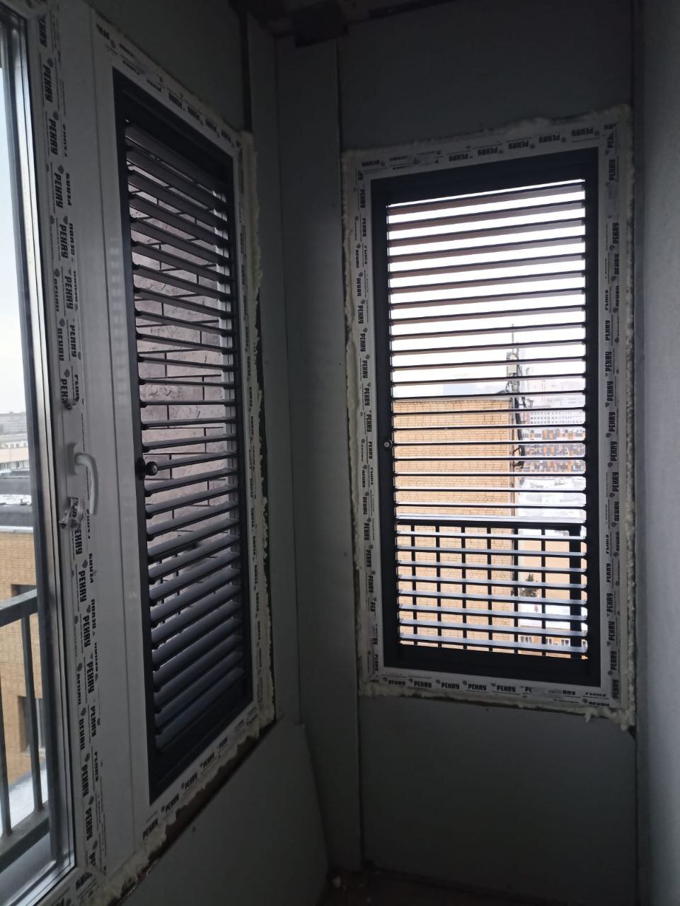 Заменили стеклопакеты на балконе в ЖК Родной город на вентрешетку с закрывающимися жалюзи