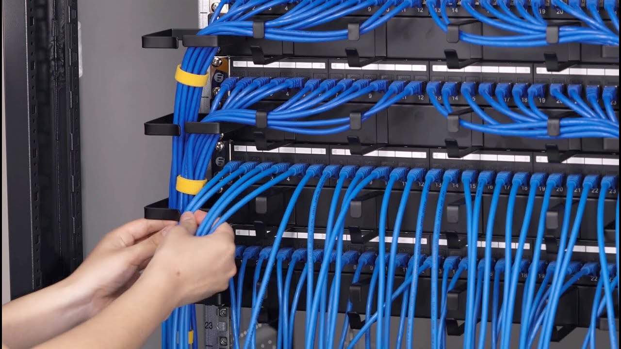 Установка проводов. Cable Manager 1u. Кабель менеджмент в стойке. Кабель электрический для серверного. Кабельный органайзер ЦОД.