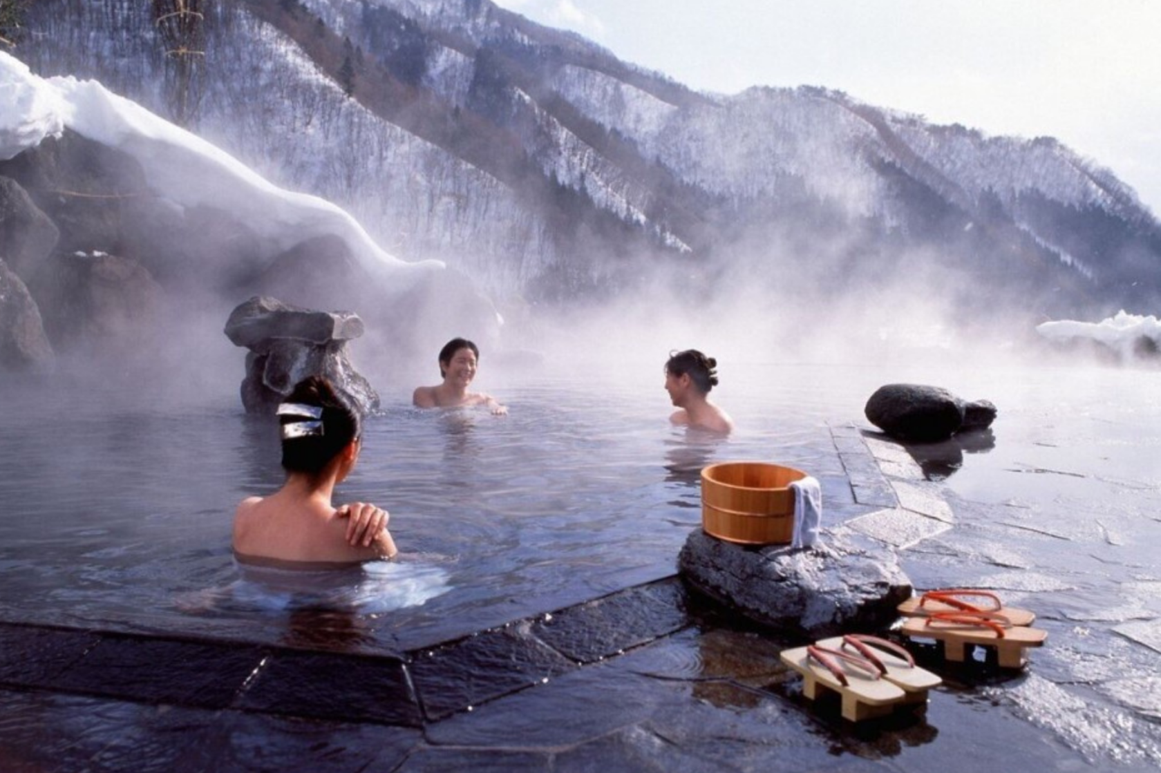 Япония купаться. Онсен Япония горячие источники. Японская баня онсэн. Геотермальные бани онсэн (Япония). Японский онсен в горах.