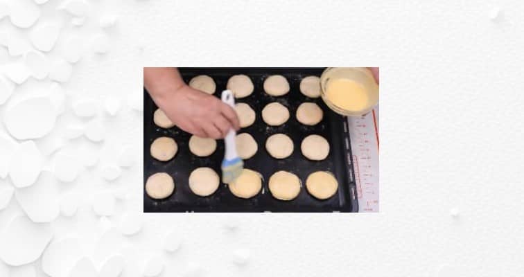 Приготовление сырников из творога с манкой в духовке: шаг 10