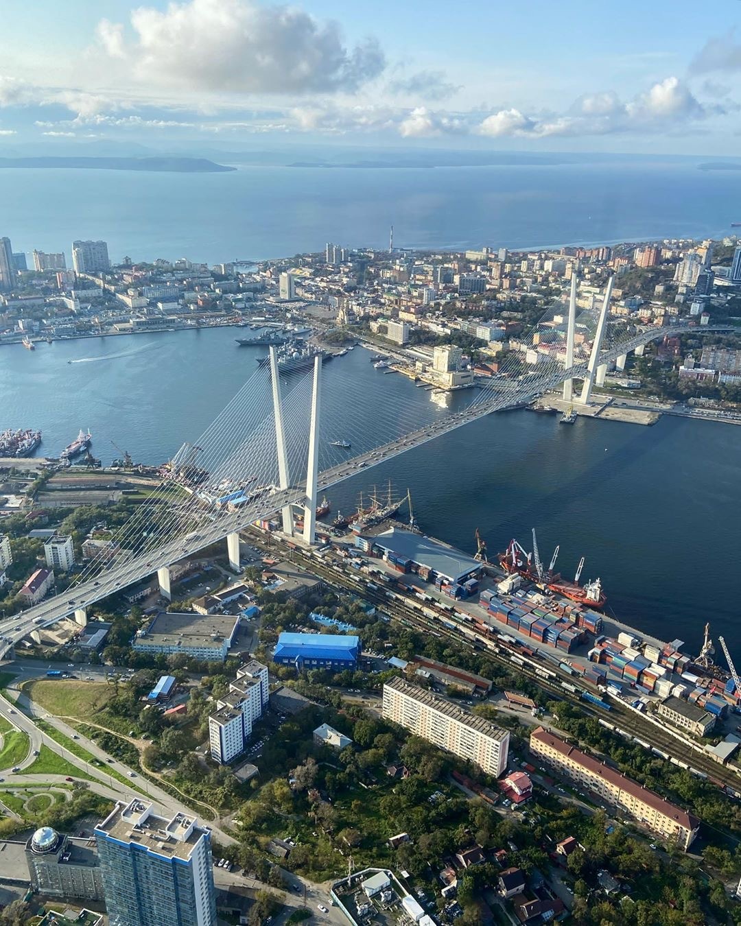 Панорама Золотого моста сверху — полет с Vladivostok HelicoptersПанорама Золотого моста сверху — полет с Vladivostok Helicopters