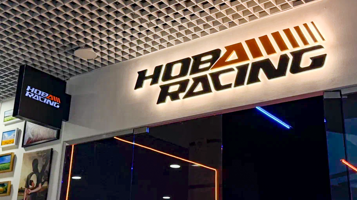 Вывеска симрейсинг-клуба 