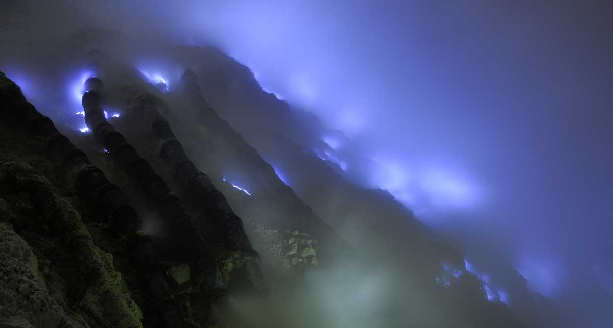 Знаменитые синие огни вулкана Иджен на Восточной Яве. Они образуются в результате свечения газов при высоких температурах горения вулканической серы