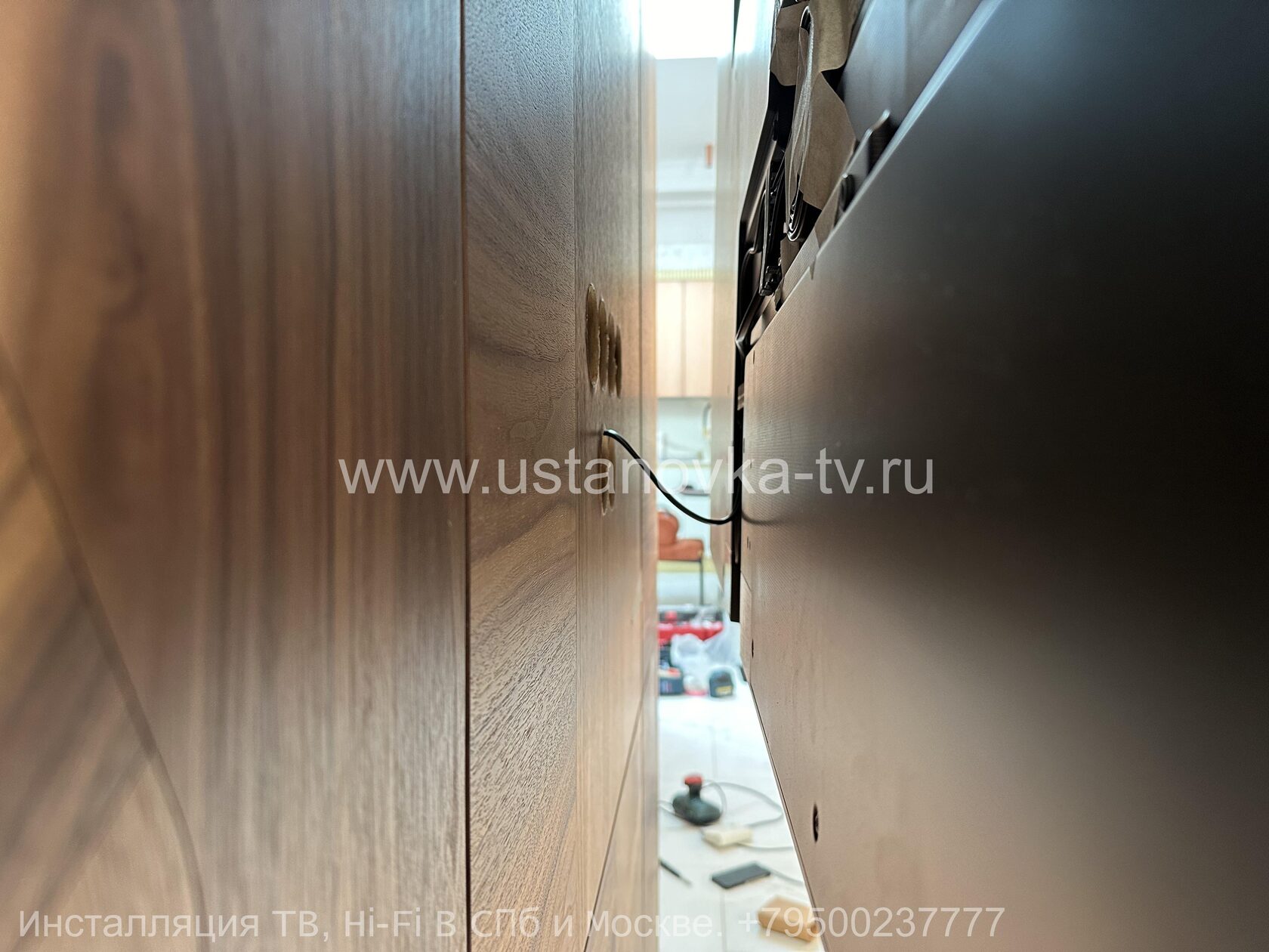 Телевизор LG OLED на стене