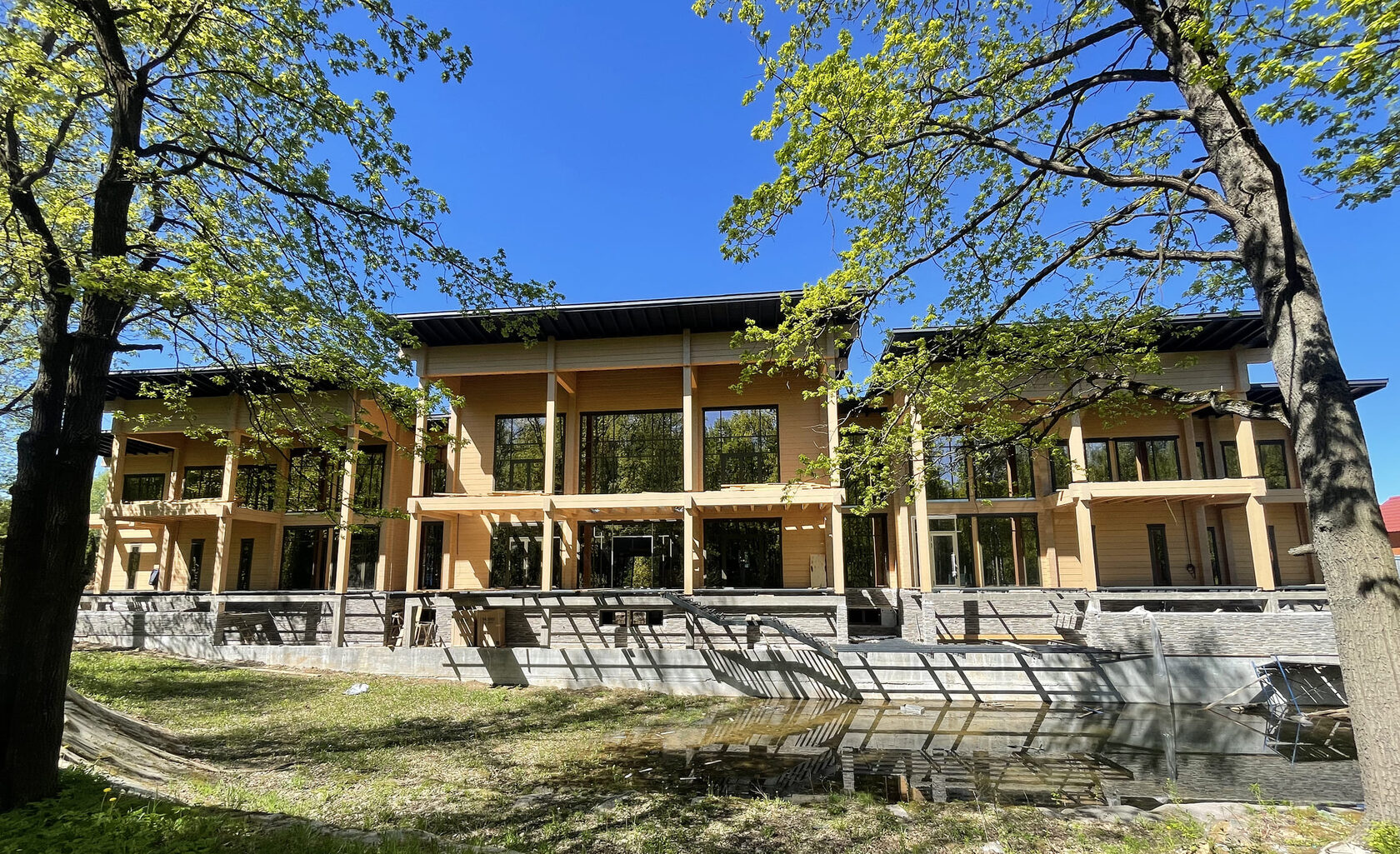 Витражные окна в мини-гостинице