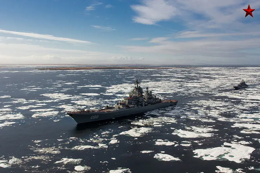 Корабль Северного флота России в северных морях.