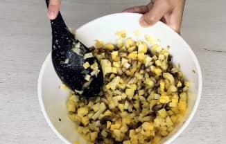 Приготовление закрытого пирога с грибами и картошкой в духовке: шаг 9