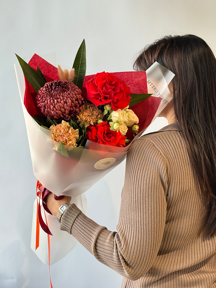 Свежий букет с хризантемой и розами с доставкой по Краснодару