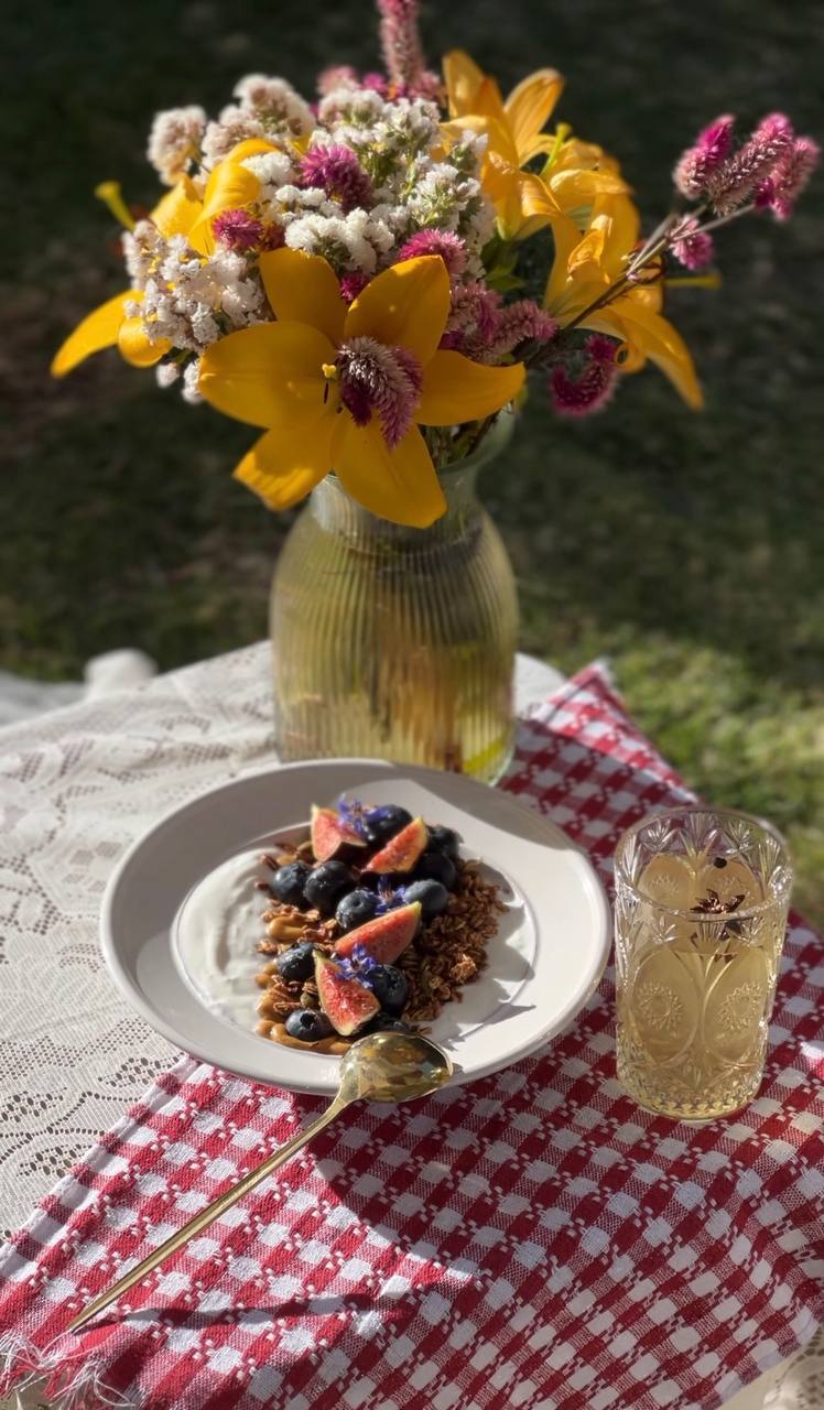 Food and flowers at the domperú art bistro