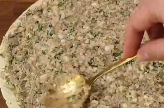Приготовление канапе со шпротами и огурцом: шаг 4