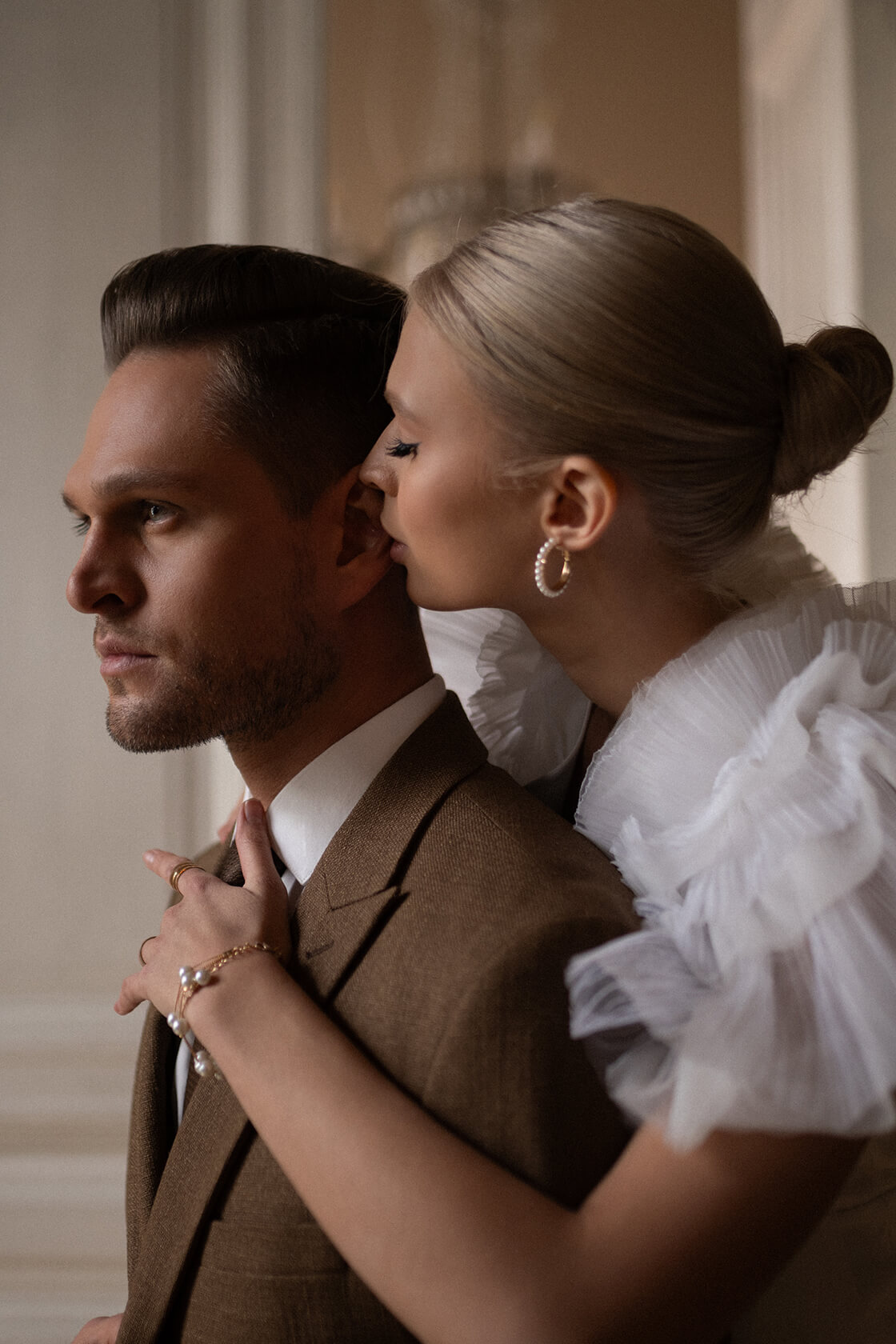 Пара молодоженов: жених в песочном костюме