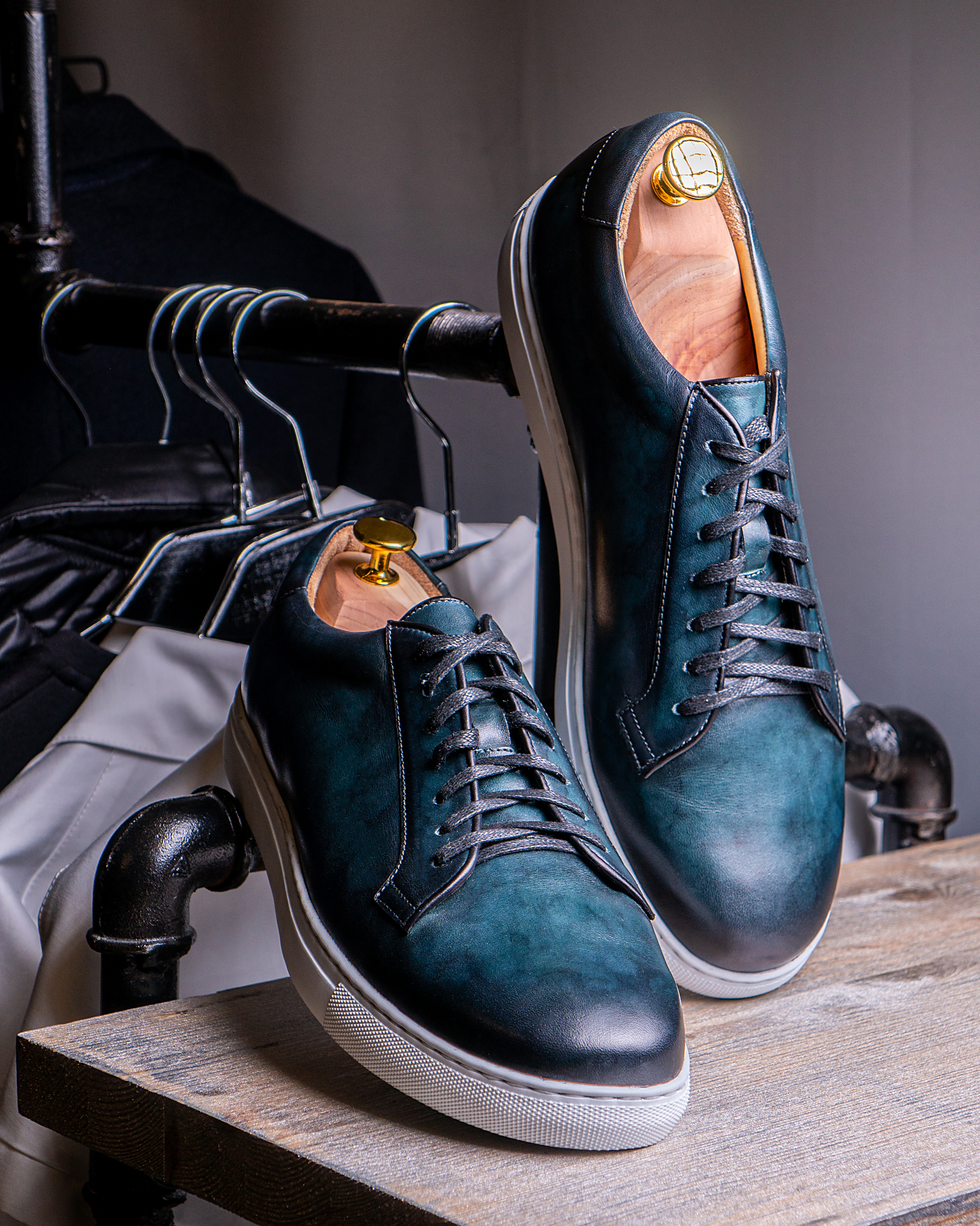 витрина магазина кроссовок. обувные магазины в москве список. модные мужские туфли. ручной пошив обуви. Shoes москва.