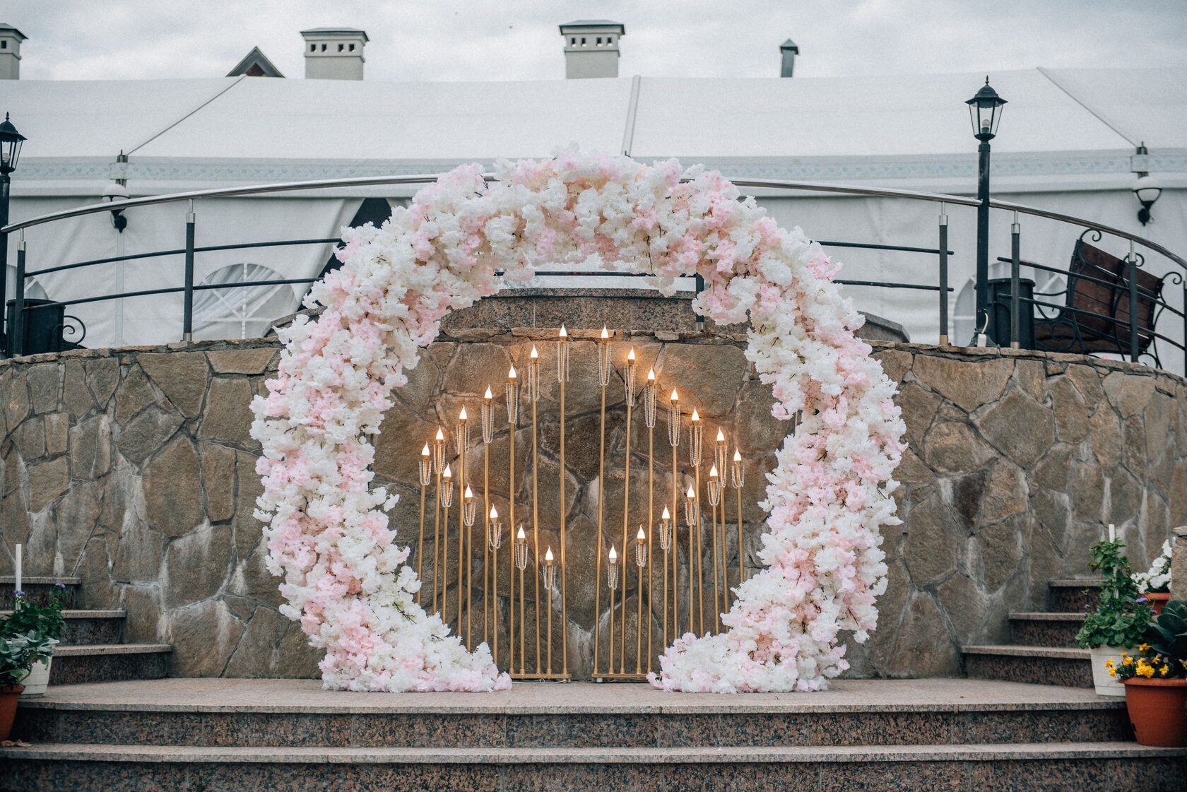 Decor екатеринбург. Облака Екатеринбург свадьба. Зона церемонии свадьба Екатеринбург 2021. Aura свадебный Екатеринбург.