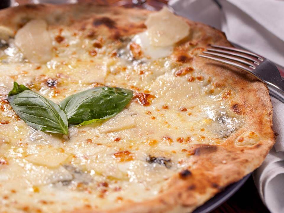 Пицца четыре сыра кватро формаджи