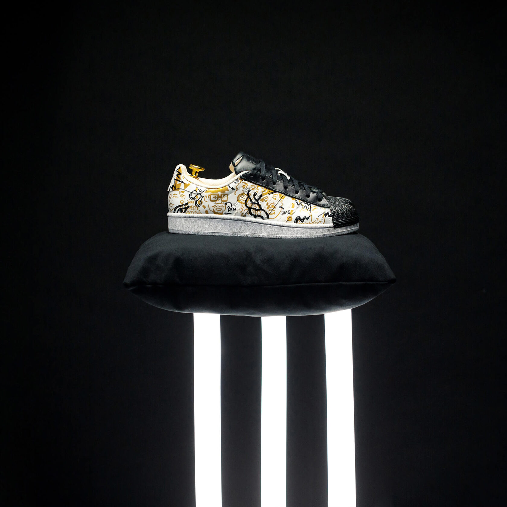 Роспись кроссовок adidas superstar, посвященная хип-хопу 80-х. Автор Алексей Бархан.