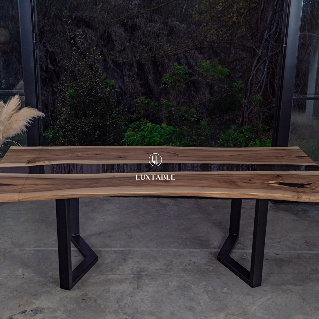 Epoxidharz Tische Alagoas aus europäischem Nussbaum und hellblauem Epoxidharz mit Metallic Effekt