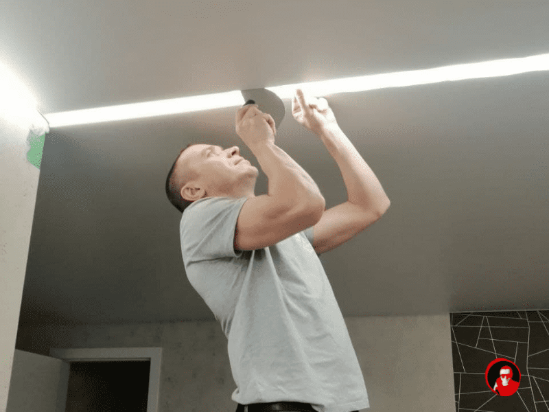 Монтаж Slott в матовом потолке по прямой. Стыковка со стеной.