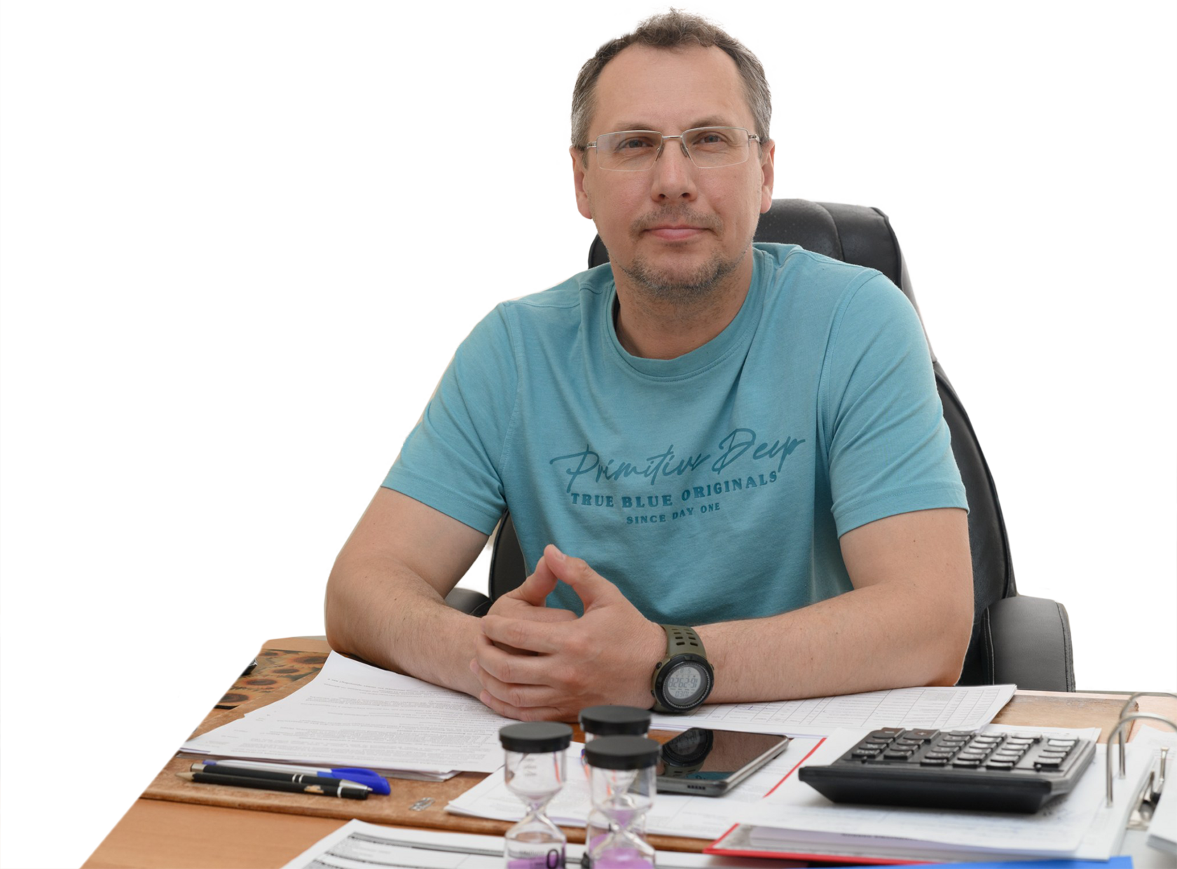 логист мужчина смотрит в камеру