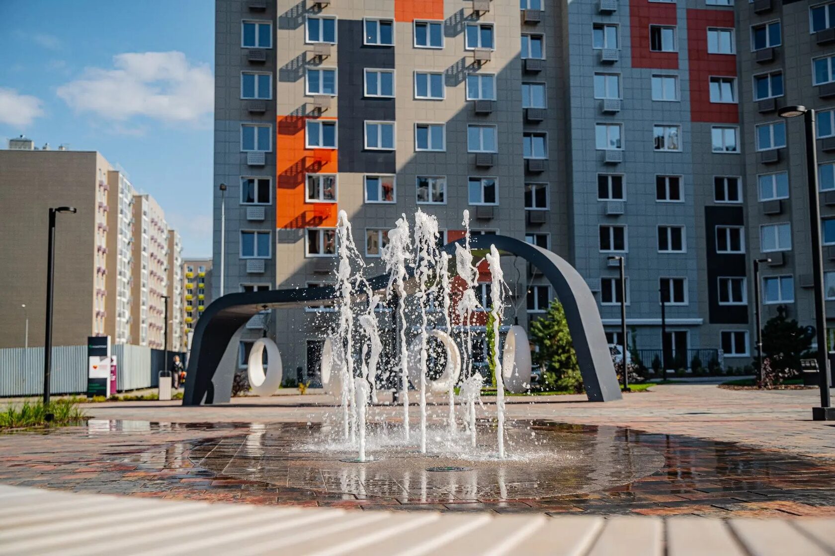 Пешеходный фонтан с водными струями на городской площади