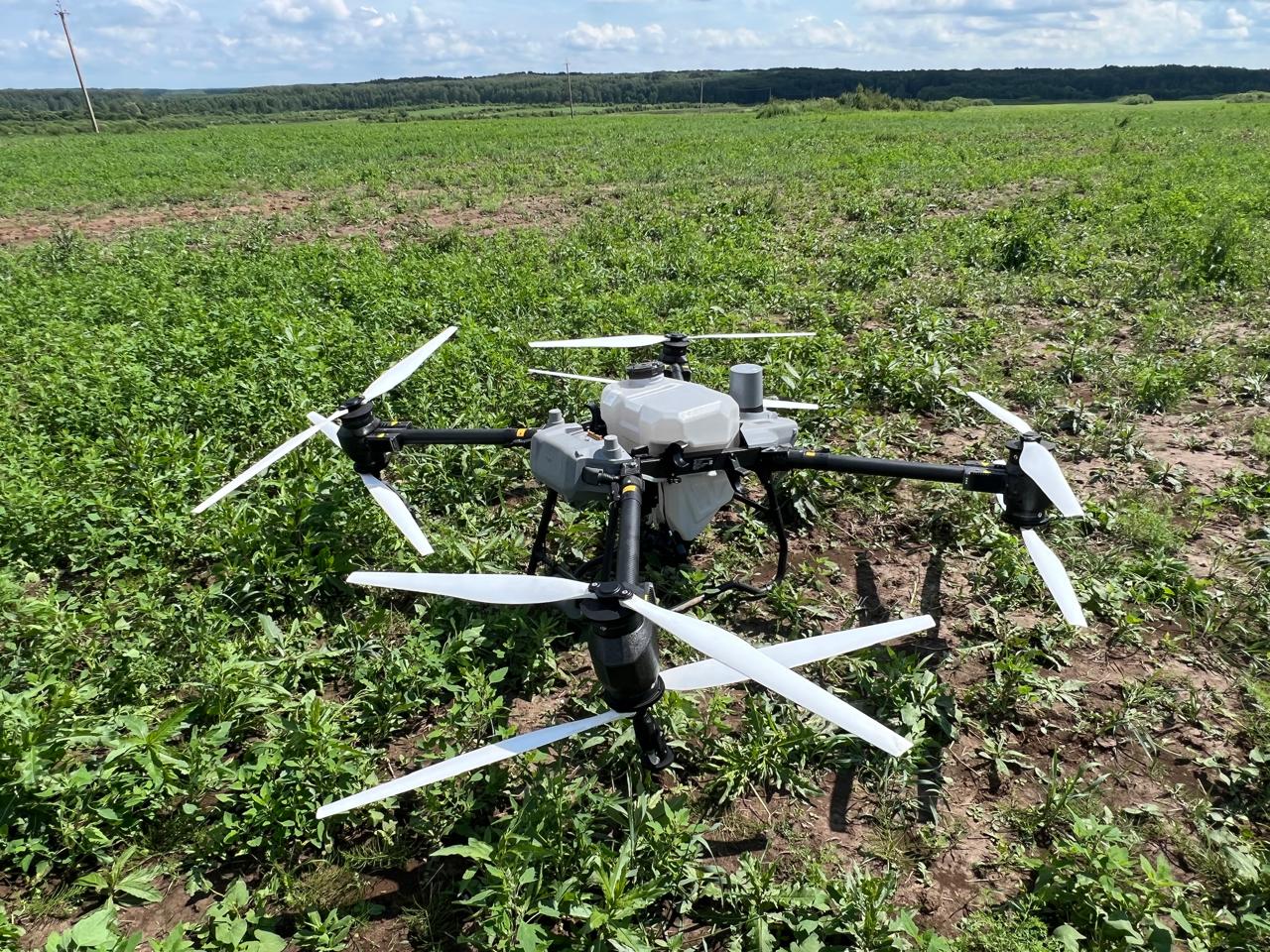 Агродрон обрабатывает посевы на полях ООО «АгроФирма Мещовская» с помощью технологии точного земледелия