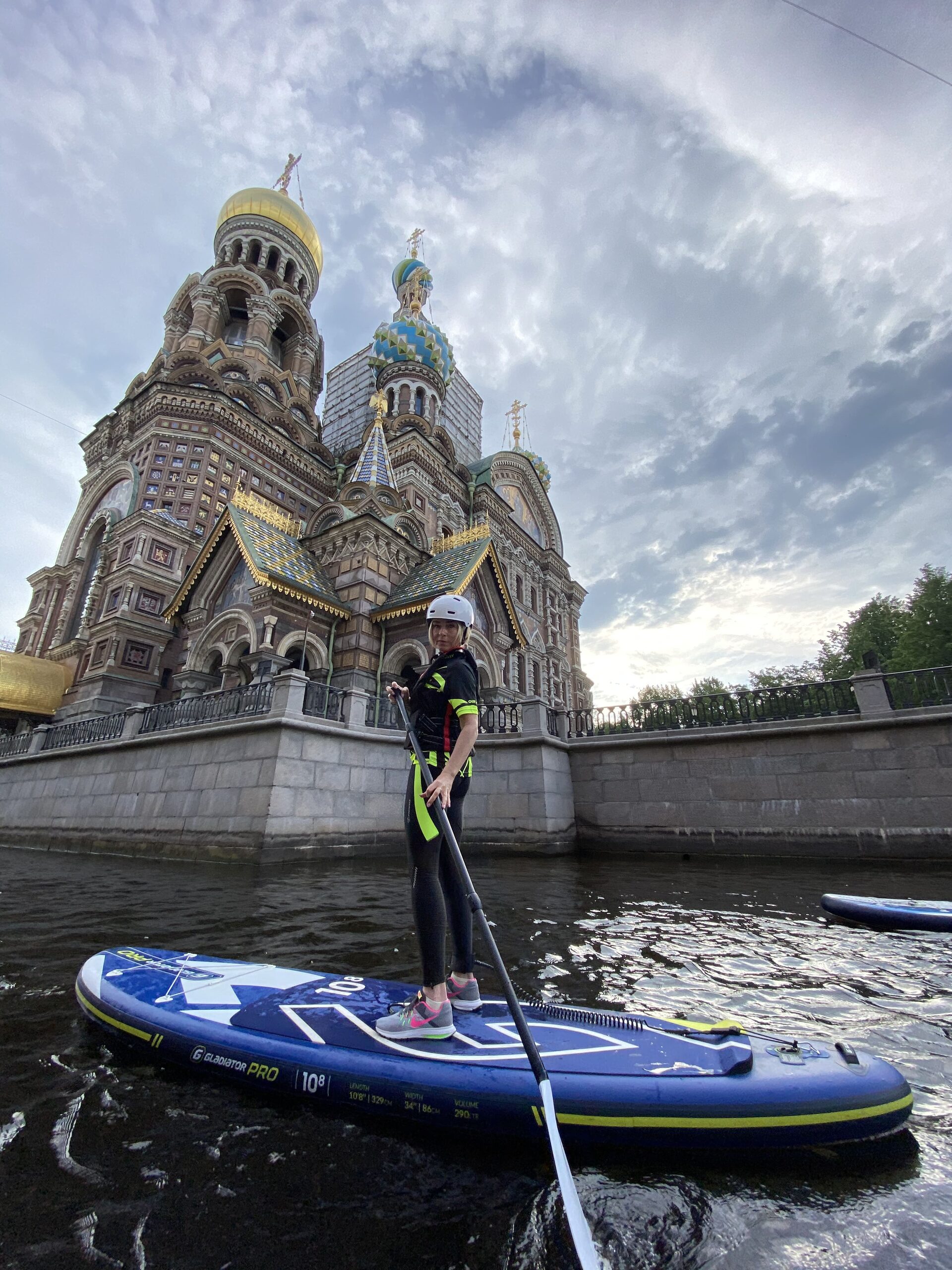 Девушка на сапе фото