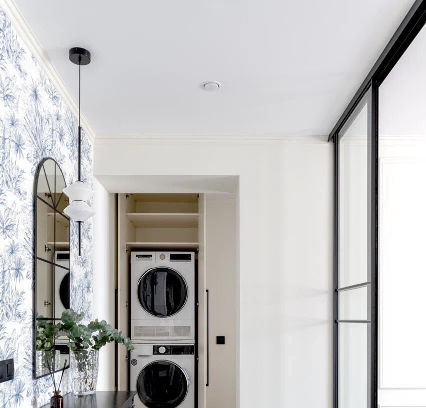 Белый натяжной потолок в интерьере