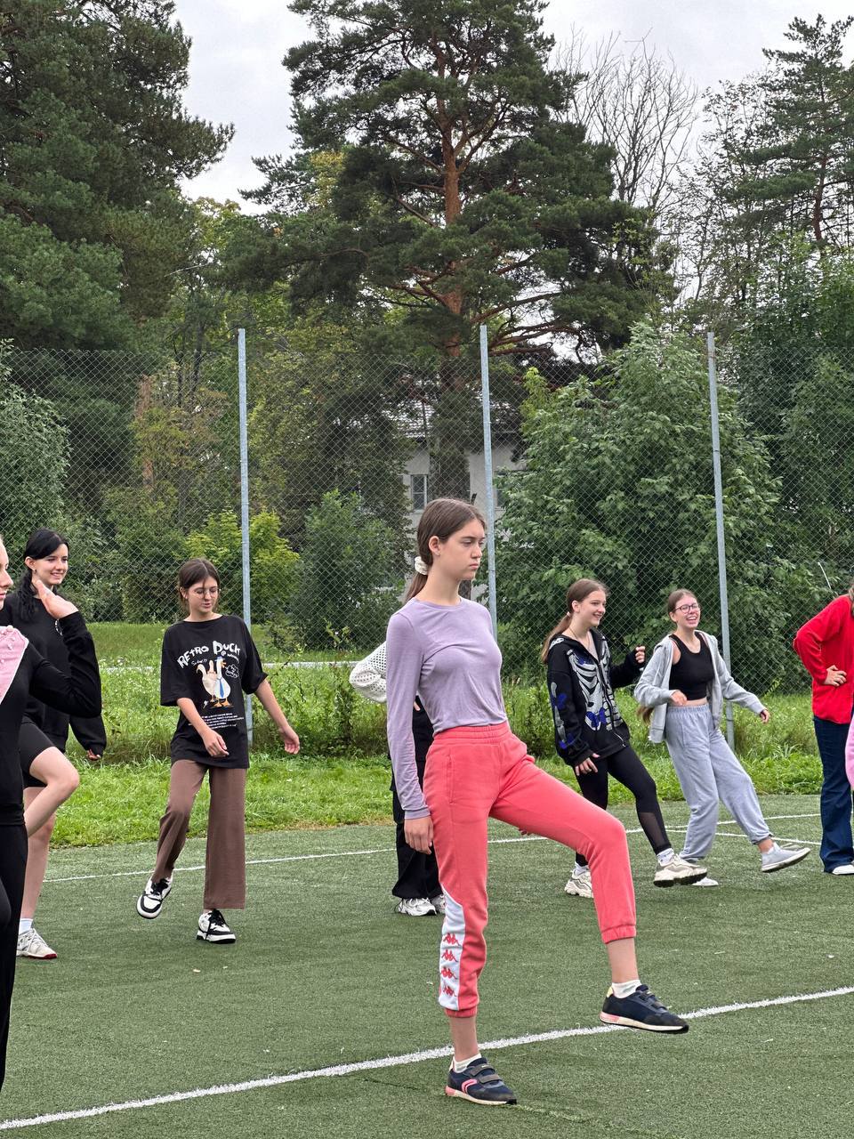 медработник в детском лагере. медосмотр в пионерском лагере девочек. медосмотр детей в лагере. детский медицинский лагерь. загадочные эстафеты спортивные.