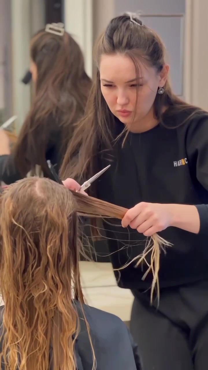 Стилист HairCity в процессе стрижки