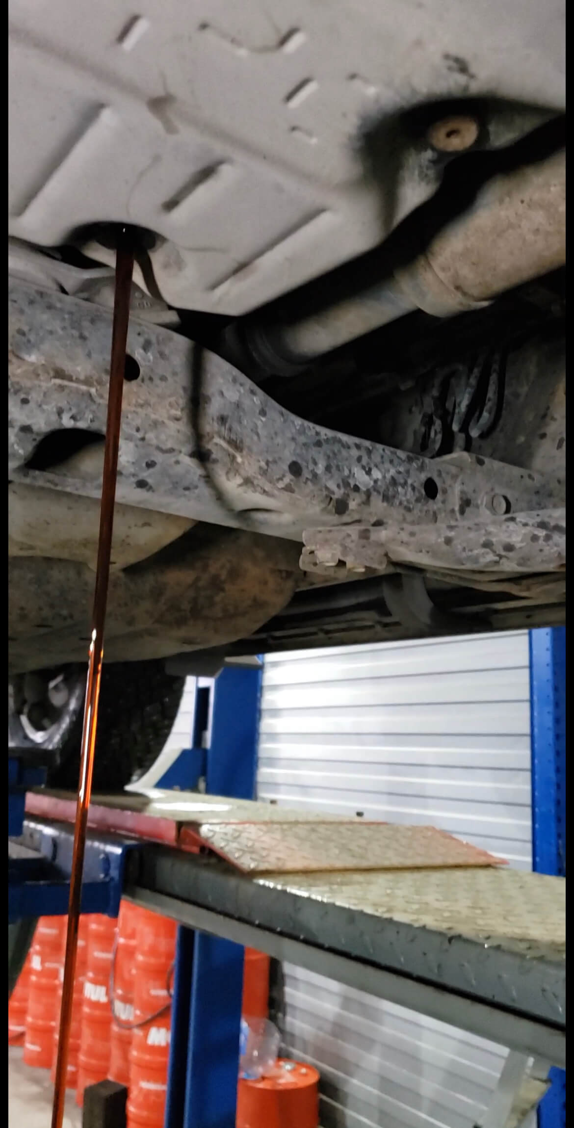 Слив старого масла с картера АКПП