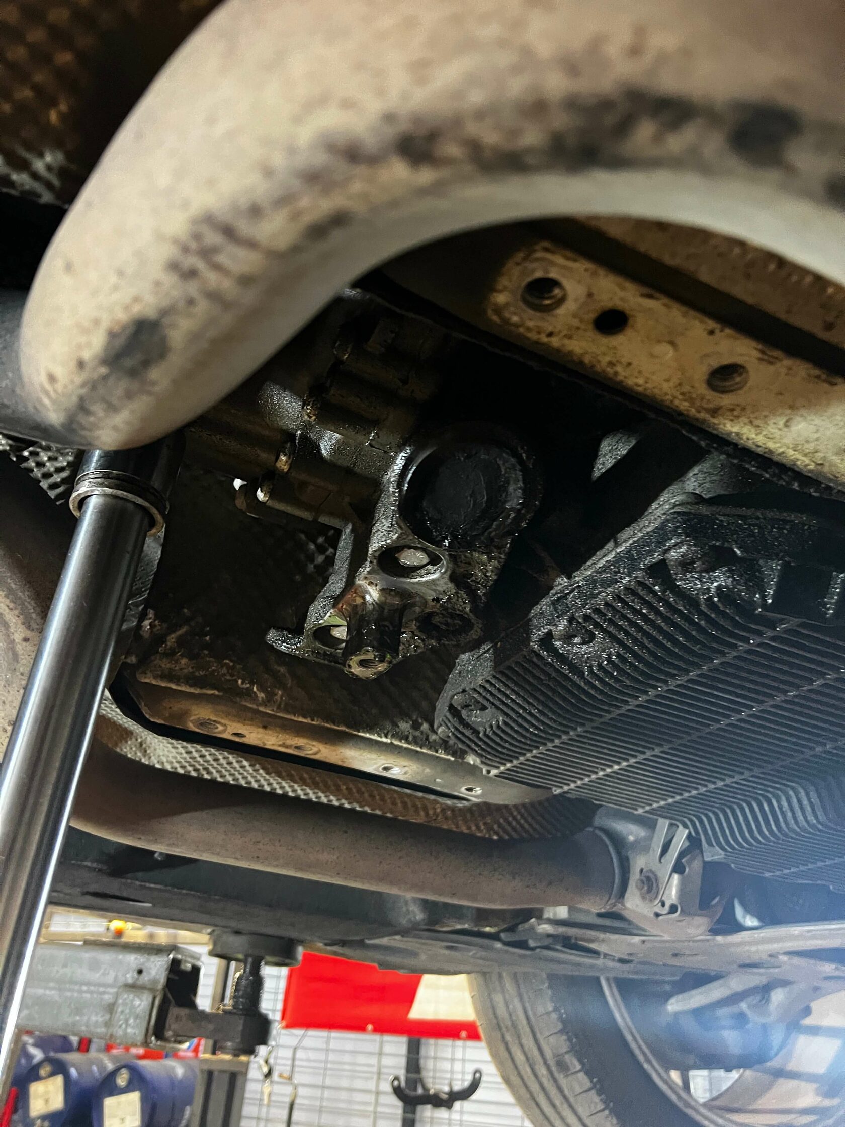 Демонтаж подушки коробки Porsche