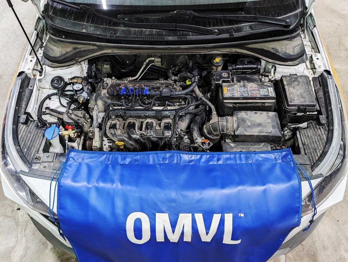 Подкапотное пространство Hyundai Accent с установленным метановым газобаллонным оборудованием OMVL DREAM-4