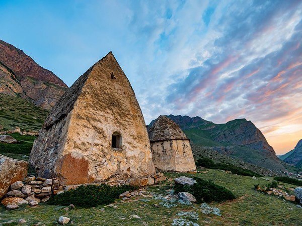 Древние постройки в горах