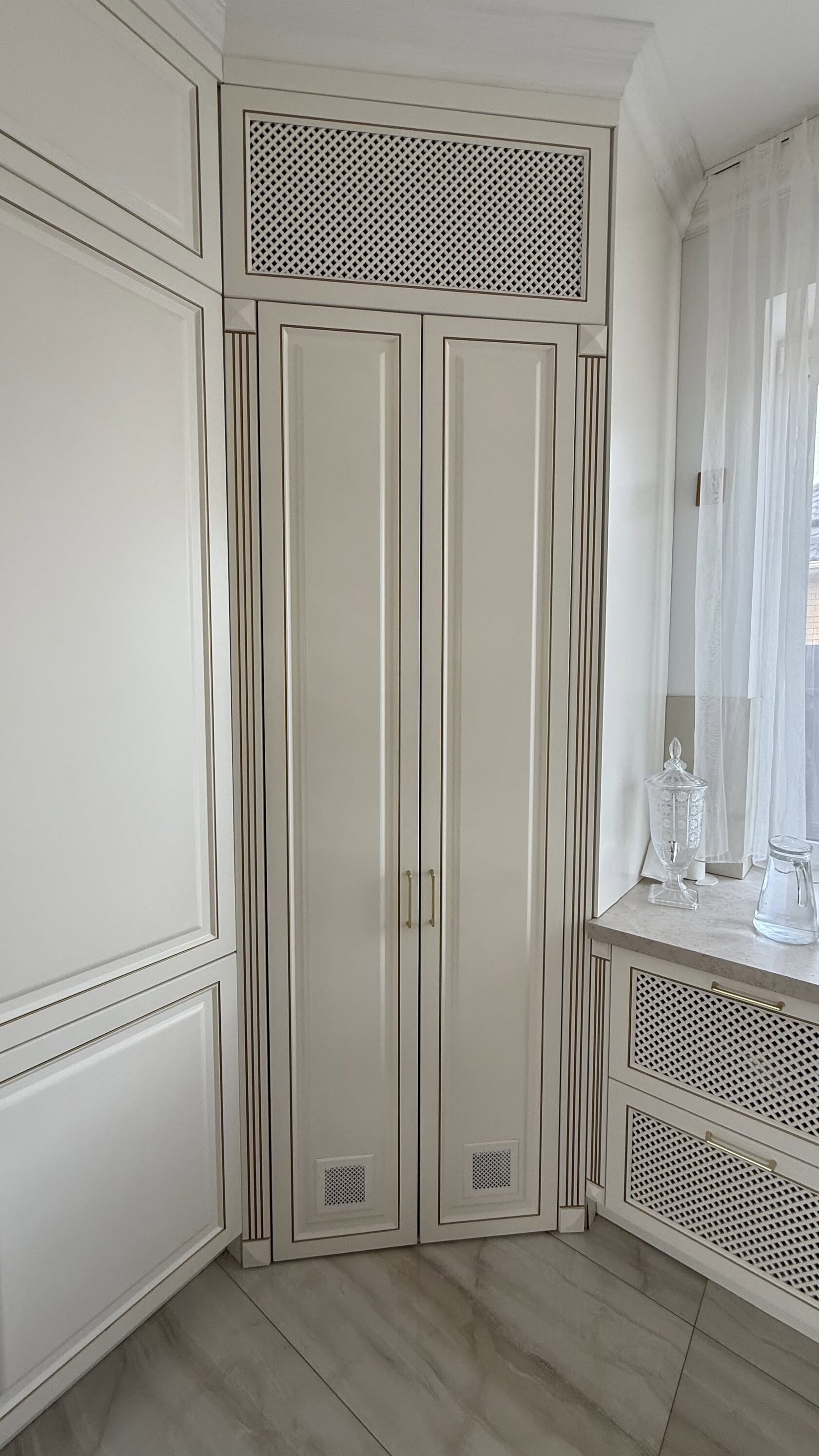 Кухня с пеналом и кладовой на заказ в стиле классика, Кореновск