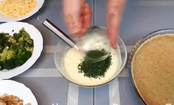 Приготовление пирога киш с лососем и брокколи: шаг 15