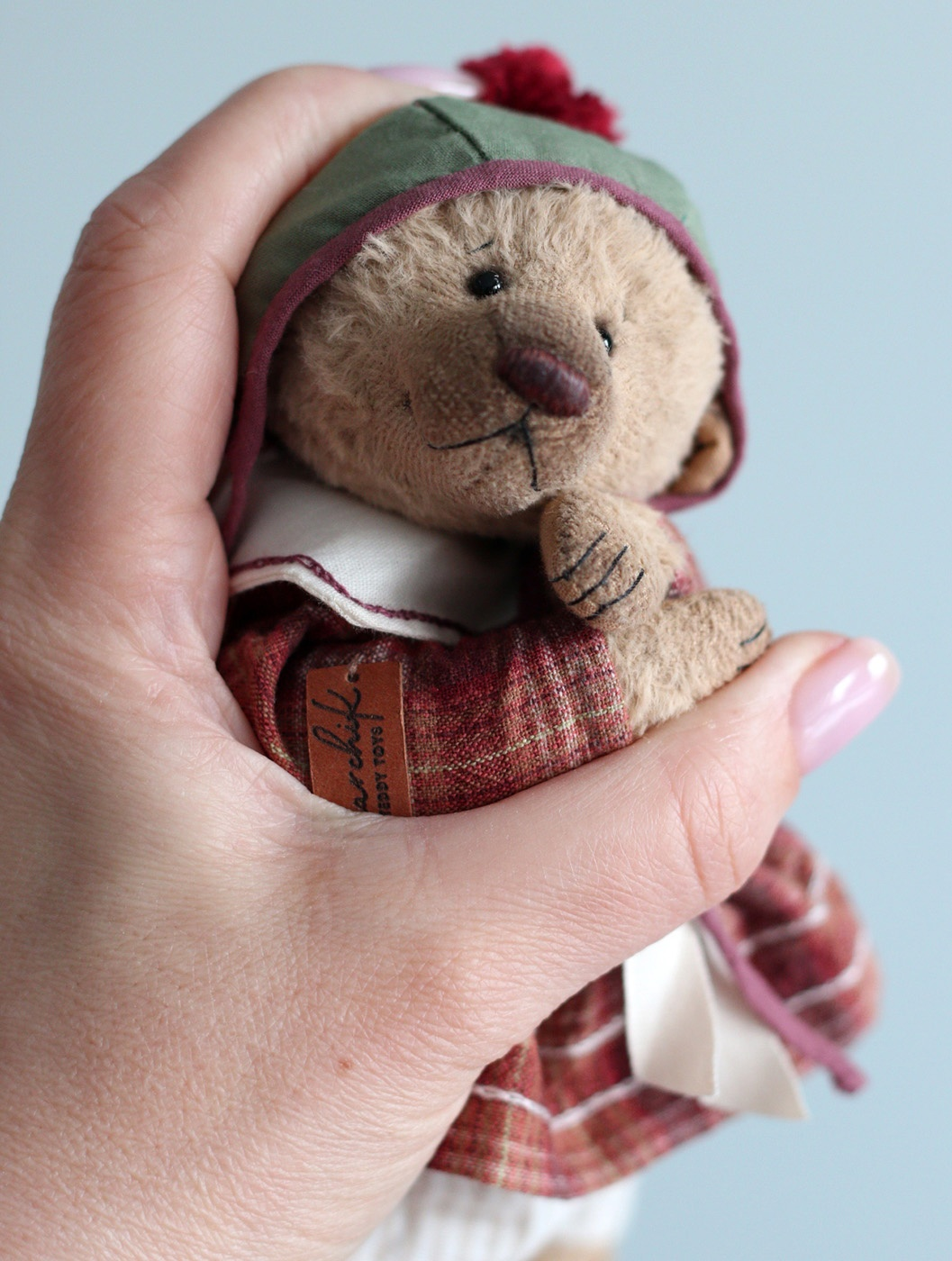 Привет! Меня зовут Лариса Гаврикова и я создаю авторские игрушки ручной работы в стиле мишек Тедди, а еще учу этому всех желающих на своих онлайн курсах и очных мастер-классах.