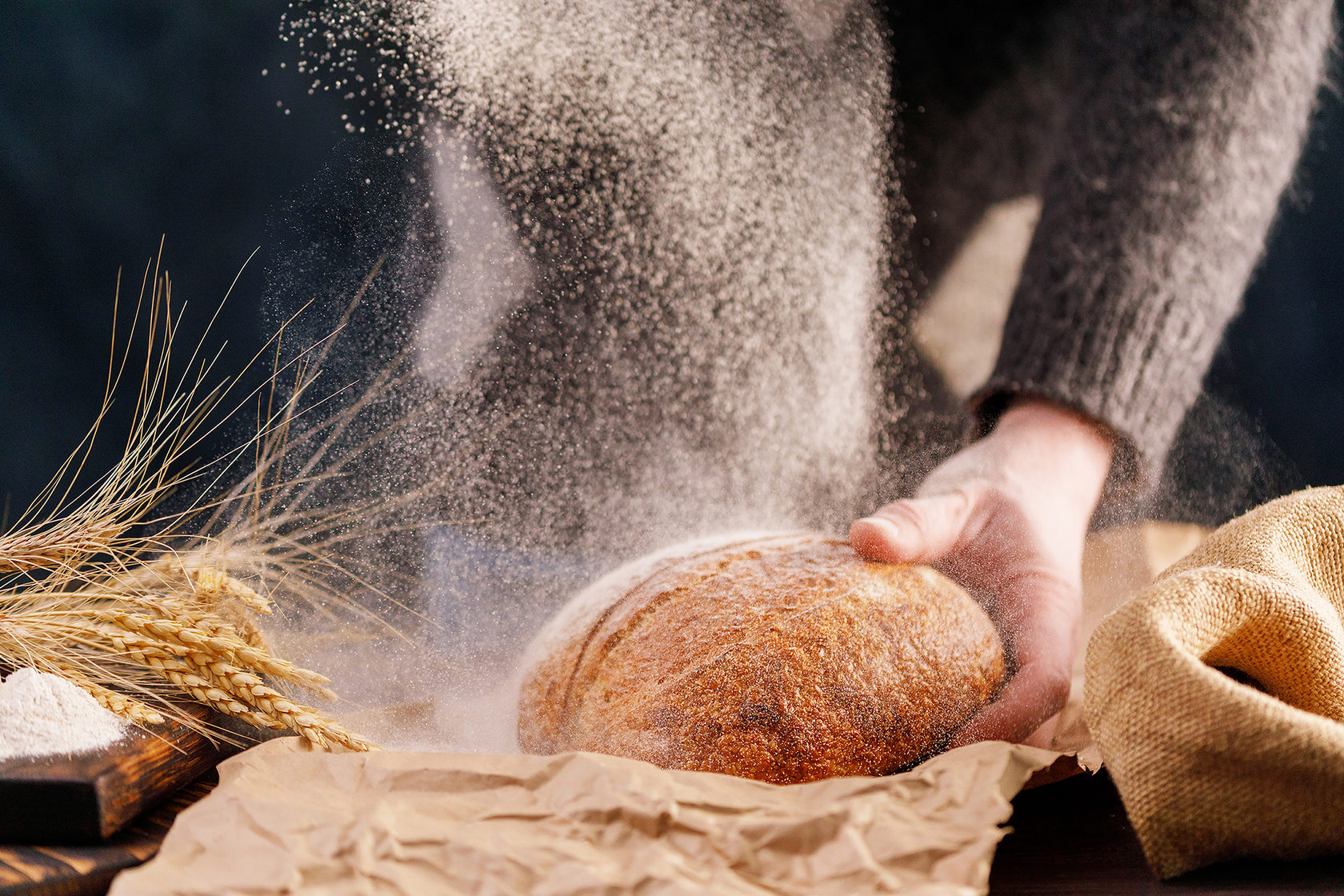 Четверо ножниц мягчайший хлеб поезжай быстрее пить. Пекарь в муке. Мука для хлеба. Руки хлебобулочные изделия. Хлеб в руках пекаря.