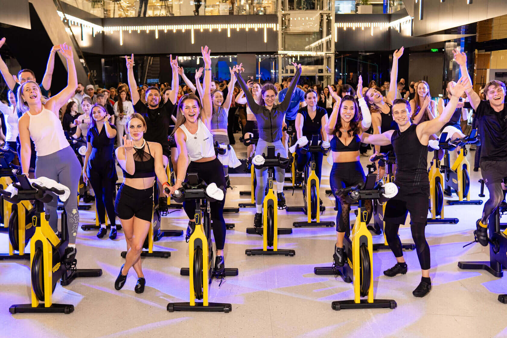 Группа людей во время тренировки по сайклингу