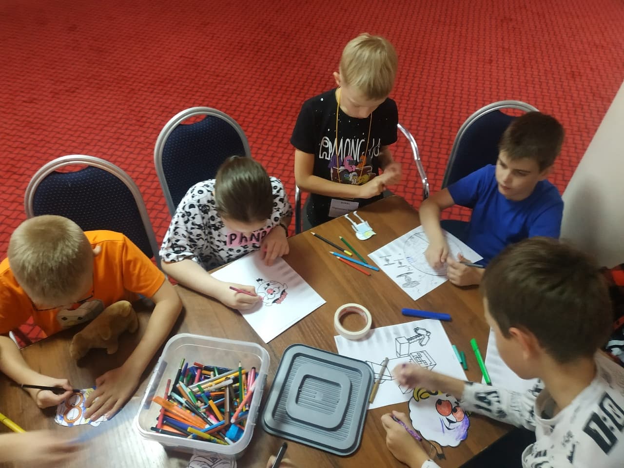 Дети занимаются рисованием в летнем лагере по программированию в Подмосоковье