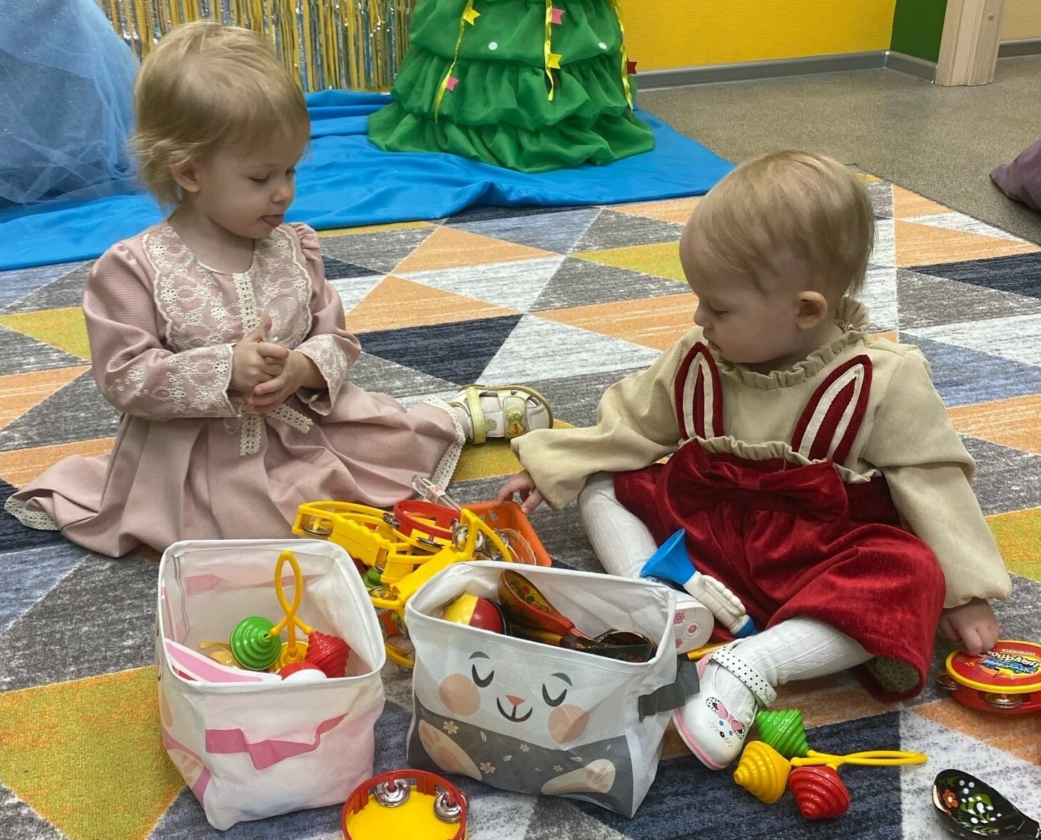 Малышки на занятии в детском центре по раннему развитию вместе с мамой